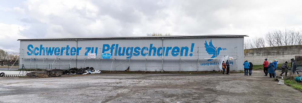 Schwerter zu Pflugscharen an einer Scheune bei Mockritz an der A14, © Andreas Matthes